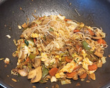 Foto del paso 3 de la receta: Pasta de arroz con salteado de verduras y huevo