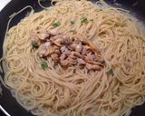 Foto del passaggio 8 della ricetta Spaghetti con cipolla di tropea e vongole su crema di porro e basilico