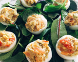 Foto del paso 8 de la receta: Huevos rellenos de salmón y aguacate