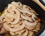 Foto del paso 3 de la receta: Pollo al curry con champiñones y pimientos