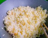 Hình bước làm 2 của món Cơm chiên cá hồi,trứng,cải chua,đậu hủ và tàu hủ ki