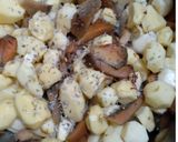 Foto del paso 3 de la receta: Patatas con níscalos y espinazo de cerdo
