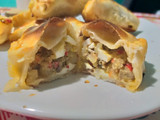 Empanadas con 2 costeletas que quedaron del Medio día ♡