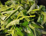 Foto langkah ke 2 dari resep Cah Kangkung Cumi.
