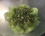 Une image de l'étape 4 de Concombre mariné crème et herbes salade feuille de chêne.