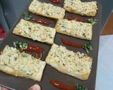 A picture of step 5 of Chicken chilli cheese bread.