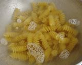 A picture of step 1 of White sauce macaroni.