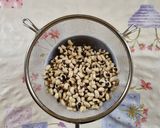 Foto del passaggio 2 della ricetta Totani in umido con fagioli occhio nero