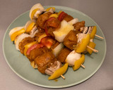 Foto del paso 5 de la receta: Brochetas de pollo adobado