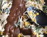 Foto del paso 3 de la receta: Tostadas de pollo, rajas, elote y mole