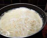 A picture of step 1 of स्पाइसी नूडल्स रोल.