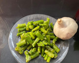 Foto del paso 2 de la receta: Revuelto de espárragos con ajos tiernos y gambitas pequeñas