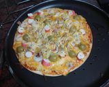 Foto del paso 3 de la receta: Pizza de atún, gambas, palitos de cangrejo y aceitunas