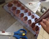 Foto del paso 10 de la receta: Bombones de chocolate con relleno de chapulín