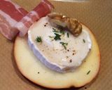 Pas rețetă Mere gratinate cu brânză învelită în bacon, pe o salată de câmp 3 fotografie
