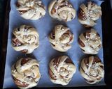 Briós (csokikrémmel, dióval és cukorral szórva) recept fázis 8 fotója