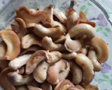 A picture of step 1 of Raw cashew spicy curry.