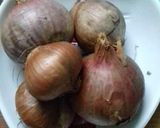 A picture of step 1 of Pyaaz Chaa (Onion Peel Tea).