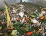 Foto langkah ke 6 dari resep Tumis cumi hitam.