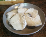 Foto del paso 1 de la receta: Merluza en salsa con guisantes