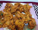 A picture of step 5 of Piyaz palak ke pakoray.