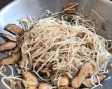 รูปขั้นตอนการทำที่ 6 ของ ผัดหมี่เห็ดหอม#จานนี้ดีกินแล้วรวย
