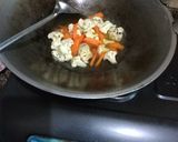 Foto langkah ke 3 dari resep Tumis Jamur Kancing.