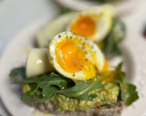 Foto del paso 3 de la receta: Tostadas con aguacate, rúcula y huevo poché