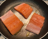 Foto del paso 3 de la receta: Salmón con almejas y langostinos