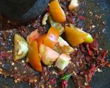 Foto langkah ke 2 dari resep Sambal Petis Jeruk.
