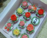 Hình bước làm 2 của món Cupcake hoa làm bằng socola