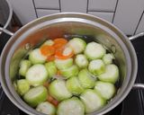 Foto langkah ke 3 dari resep Sayur Bening Oyong Wortel.