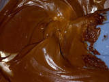 Bombones de chocolate relleno de fresas con crema
