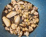 Hình bước làm 2 của món Chinese : Đùi gà lóc xương nấu dầu mè (Sesame oil chicken)