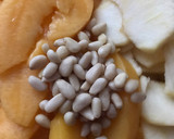 Foto del paso 2 de la receta: Hojaldre de frutas, piñones y limón confitado, sobre crema pastelera