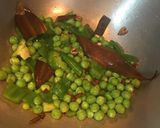 A picture of step 3 of Green Peas Capsicum Pulao.
