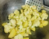 A picture of step 2 of Aloo Gobhi fry.
