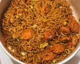Foto langkah ke 7 dari resep Mie Goreng Sosis Keju.