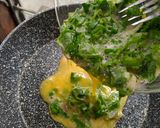 Foto langkah ke 4 dari resep Telur Dadar Bayam.