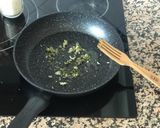 Foto del paso 1 de la receta: Arroz a banda con ajo y perejil