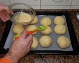 Foto del paso 5 de la receta: Suizos o bollos de leche