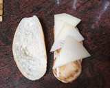 Foto del paso 2 de la receta: Bocadillo de pechuga empanada, tomate y queso