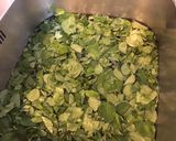 Une image de l'étape 1 de Salade de cresson à l'ugli, pomme, oignon rouge et basilic pourpre.