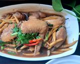 Hình bước làm 2 của món Gà kho gừng bắp non