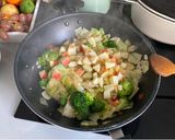 Foto del paso 5 de la receta: Wok de repollo picudo con manzana y cacahuetes