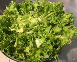 Une image de l'étape 3 de Salade de frisée aux tomates,mozzarella et fleurs de basilic.
