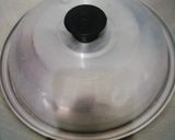 Foto langkah ke 6 dari resep Tumis jamur kancing.