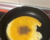 Foto del paso 4 de la receta: Huevo roto con tostadas de salmón