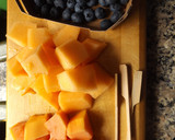 Foto del paso 1 de la receta: Brochetas de melón y papaya con sésamo tostado ideal para dietas de adelgazamiento