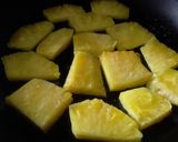 Foto del paso 1 de la receta: Piña caramelizada en sartén🤔😊🍯